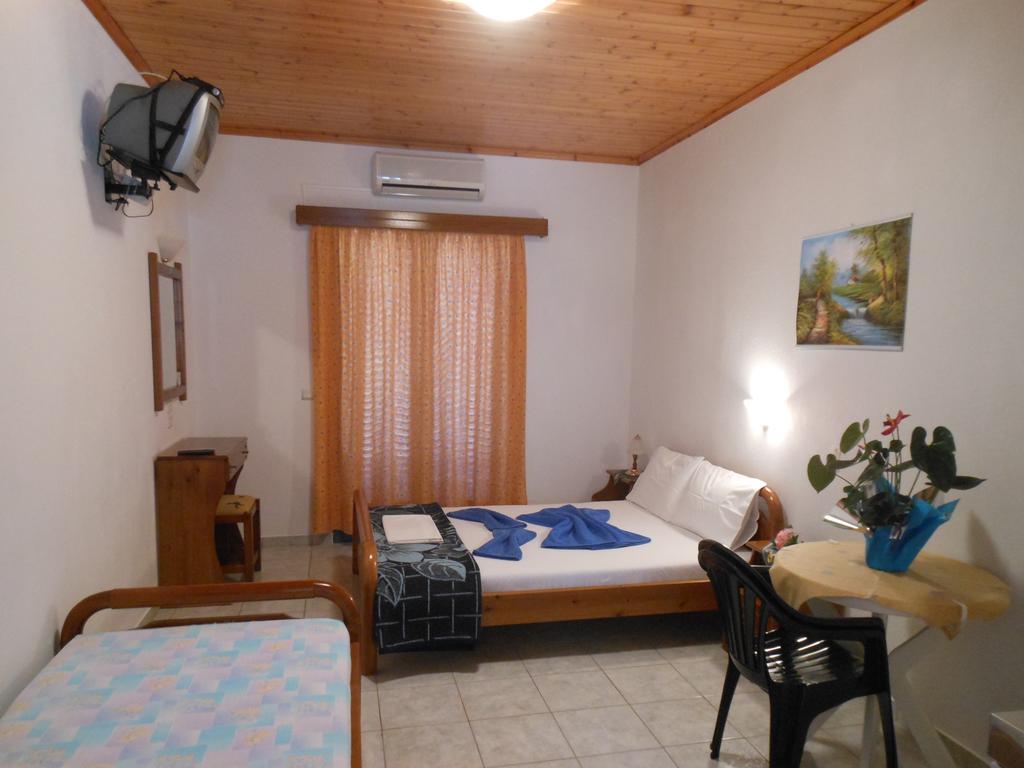 Pansion Giorgos & Rania Apartman Szkiáthosz Szoba fotó