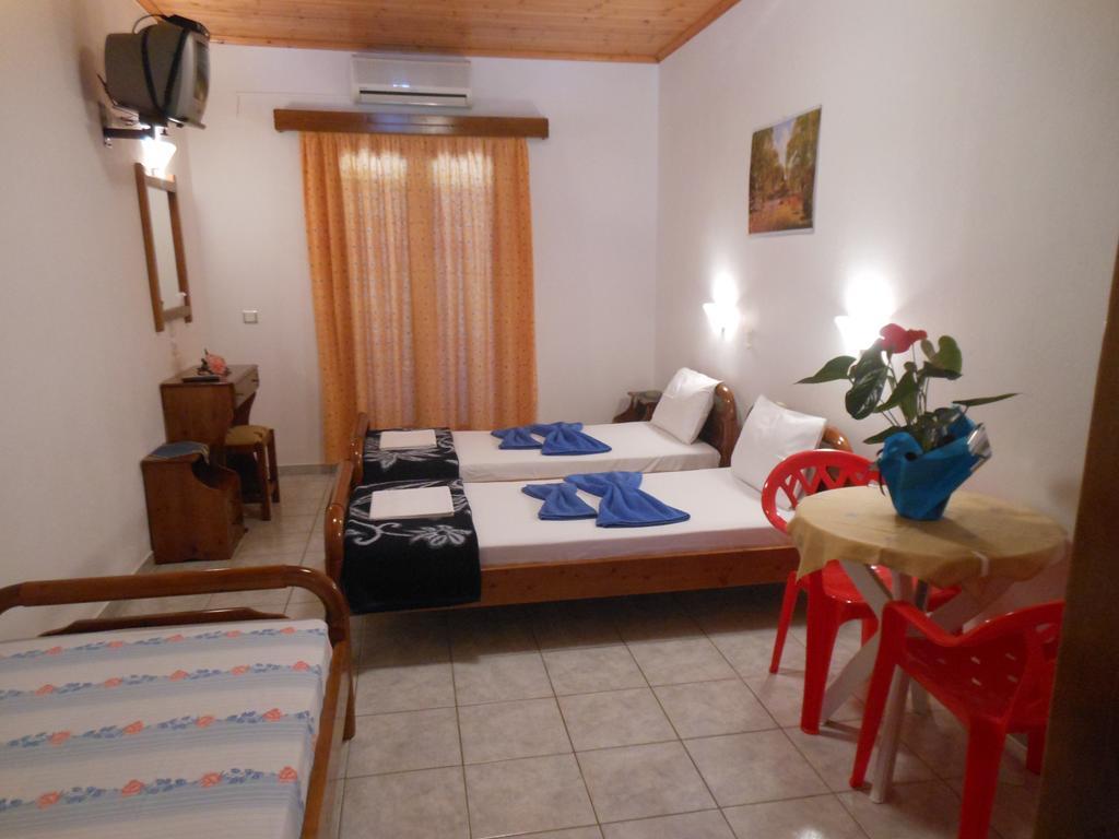 Pansion Giorgos & Rania Apartman Szkiáthosz Szoba fotó